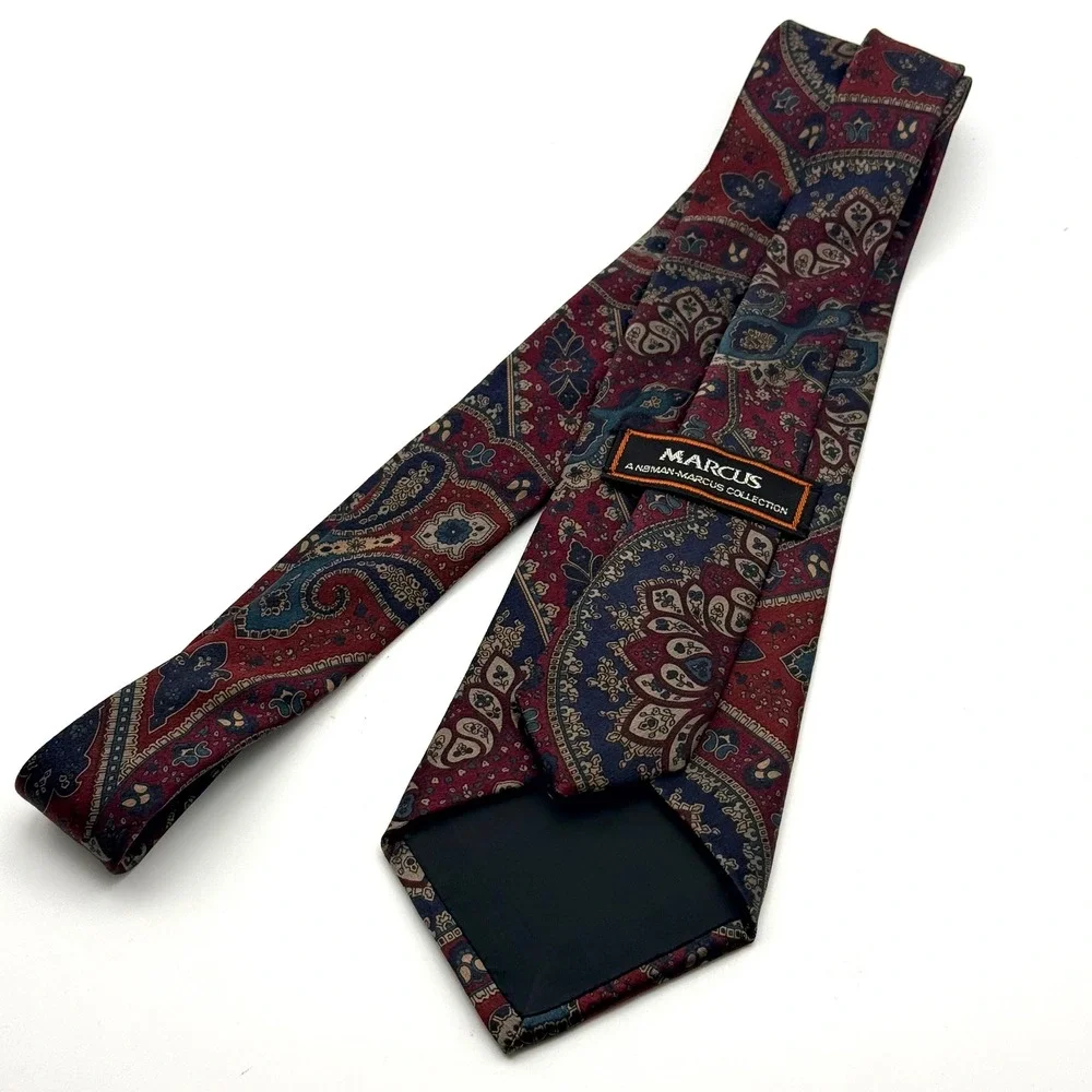Marcus Neiman Marcus‎ Silk Tie Mens Burgundy Navy Paisley Handmade USA 3.625in